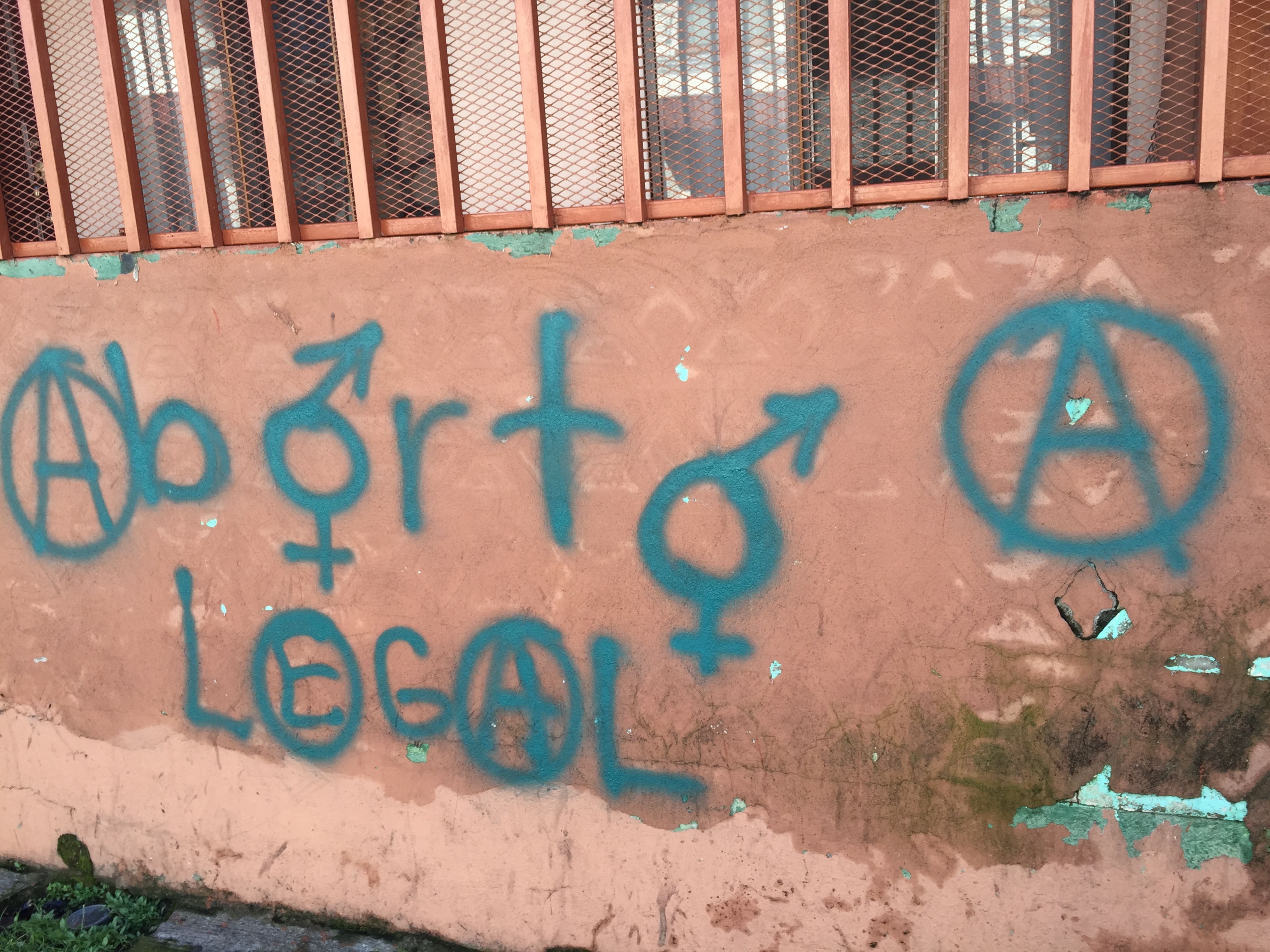 This is spray painted on a wall in Heredia Central. Abortion is illegal in Costa Rica. In 2007, it was reported that abortions preformed secretly rose from 22.3 for every 1,000 from 10.6 for every 1,000 women. Annually, this calculates to an estimation of 27,000  abortions being performed illegally in Costa Rica annually. 